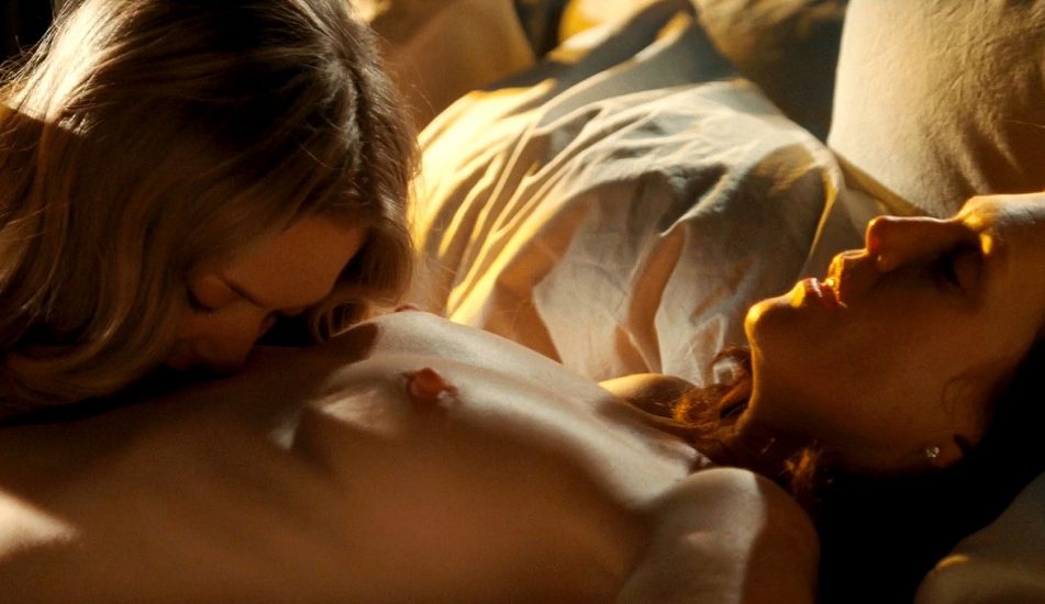 Julianne Moore And Amanda Seyfried Lesbian Sex In Chloe Movie