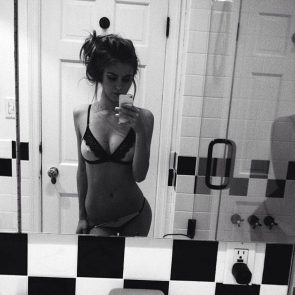 Amberleigh West mirror selfie