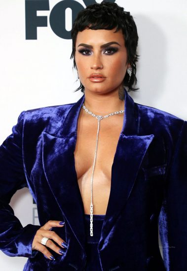 Demi Lovato sexy tits